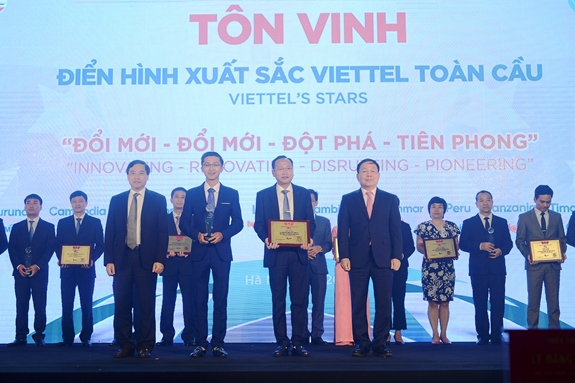 Lãnh đạo tập đoàn trao thưởng cho các tập thể xuất sắc.